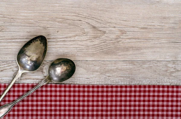 Madera Teñida Con Dos Cucharas Plata Una Tela Roja Blanca — Foto de Stock