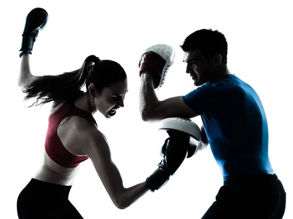 Entrenador Personal Hombre Entrenador Mujer Ejercicio Boxeo Silueta Estudio Aislado — Foto de Stock