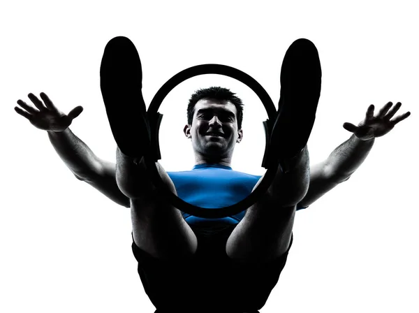 Ένα Καυκάσιος Άνθρωπος Άσκηση Pilates Δαχτυλίδι Προπόνηση Φυσικής Κατάστασης Στούντιο — Φωτογραφία Αρχείου