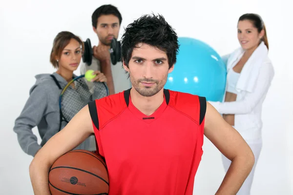 Groep Vrienden Die Basketbal Spelen — Stockfoto