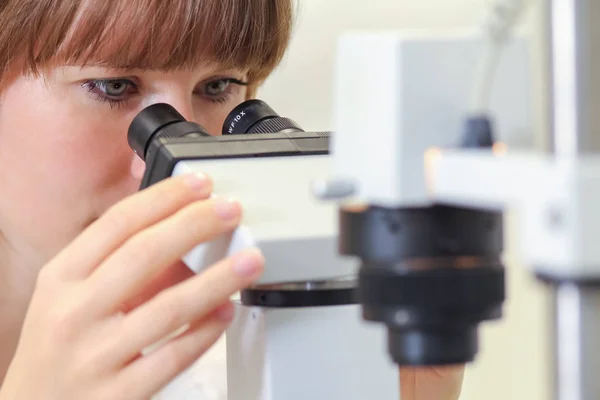 Uma Jovem Cientista Feminina Que Trabalha Pesquisa Sobre Câncer Está — Fotografia de Stock