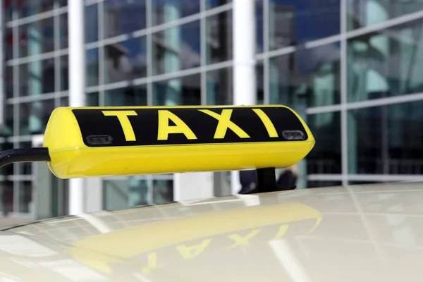 Havaalanı Penceresinde Taksi Tabelası — Stok fotoğraf