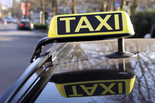Caddedeki Taksi Tabelası — Stok fotoğraf