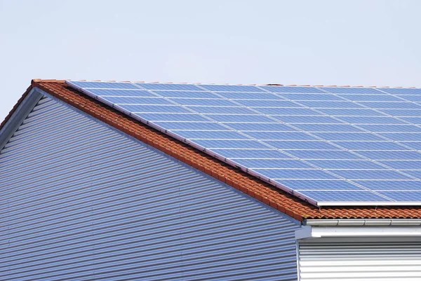 Energia Alternativa Com Painéis Fotovoltaicos Telhado — Fotografia de Stock