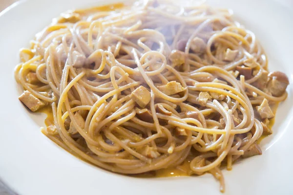 Aghetti Alla Carbonara Mit Speck Eiern Käse Und Schwarzem Pfeffer — Stockfoto