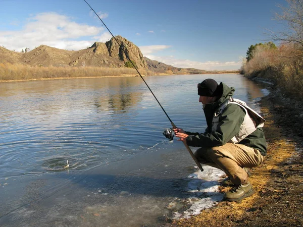Nehirde Oltayla Balık Tutan Balıkçı — Stok fotoğraf