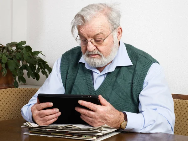 Homem Sênior Lendo Jornal Tablet Digital — Fotografia de Stock