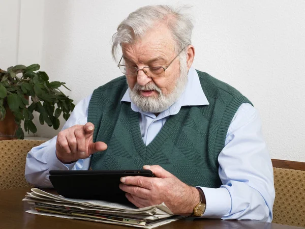 Homem Sênior Lendo Jornal Tablet Digital — Fotografia de Stock