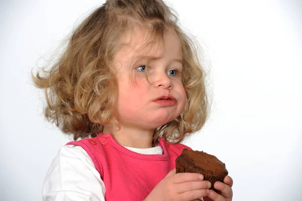 Klein Meisje Eet Chocoladetaart — Stockfoto