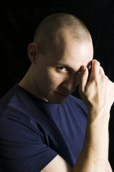 Retrato Lateral Cabeza Hombros Joven Calvo Con Camisa Azul Oscuro —  Fotos de Stock