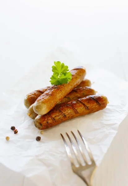 Grilled Gerookte Braadworst Vork Tegen Witte Achtergrond — Stockfoto