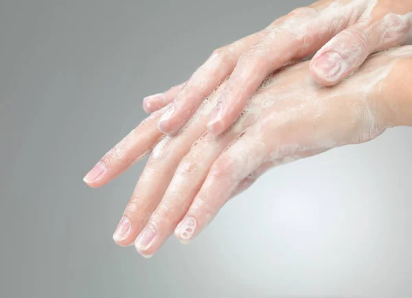 Primer Plano Las Manos Femeninas Con Espuma Jabón Sobre Fondo — Foto de Stock