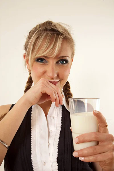 若い女性は牛乳を飲む — ストック写真