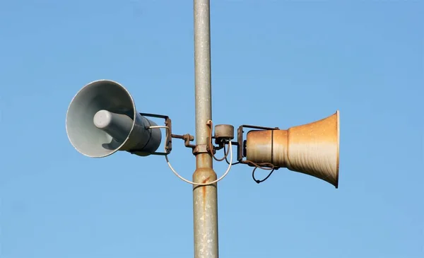 Par Altavoces Viejos Una Estación Tren —  Fotos de Stock