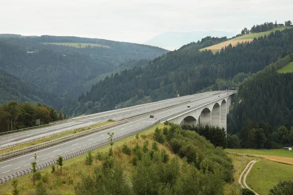 Carretera Con Viaducto Sobre Valle —  Fotos de Stock