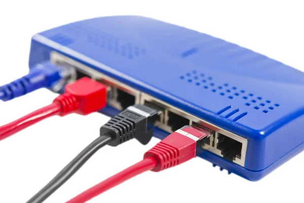 Blauer Netzwerksschalter Mit Mehrfarbigen Kabeln Isoliert Auf Weißem Hintergrund — Stockfoto