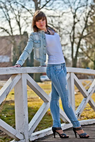 Mädchen Auf Der Brücke — Stockfoto