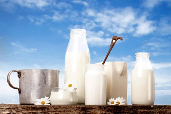 Laktosfria Mjölkprodukter Mot Blå Himmel — Stockfoto