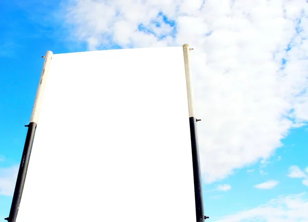 Panneau Affichage Blanc Sur Ciel Nuageux Bleu — Photo