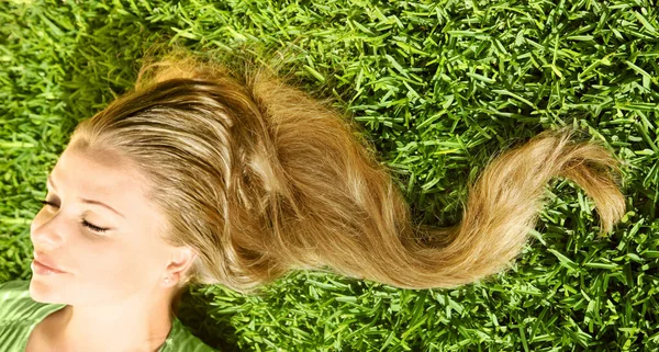 Beautiful Young Blond Female Lying Grass — Stock Photo, Image