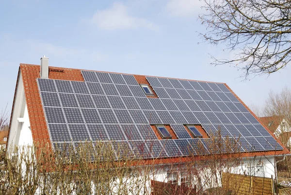 Alternativ Energi Med Solcellspaneler Taket — Stockfoto