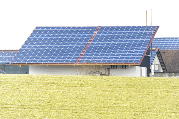 屋顶上有光伏太阳能电池的替代能源 — 图库照片
