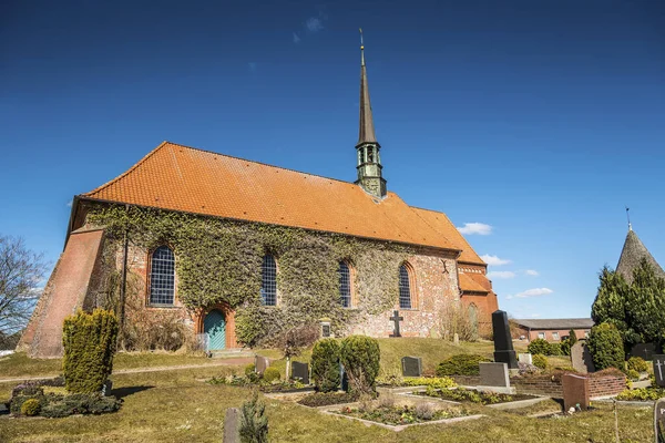 Église Brique Rouge Les Jours Ensoleillés Printemps Dans Petit Village — Photo