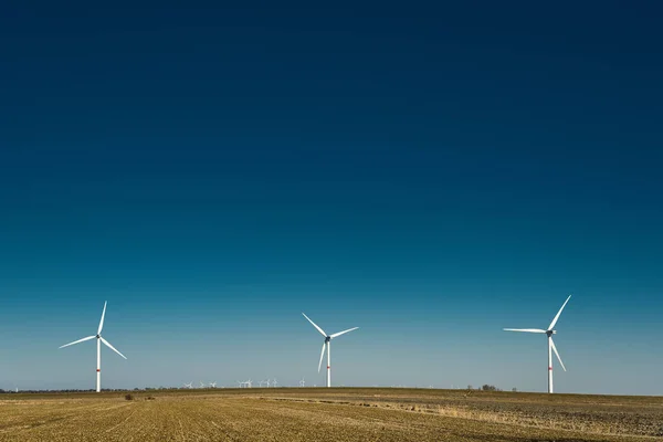 风车建筑物的风景景致 — 图库照片