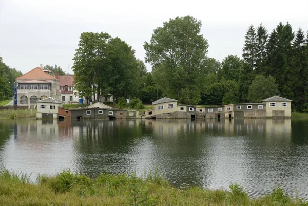 Schiefe Holzhaus See Aluksne Lettland — Stockfoto