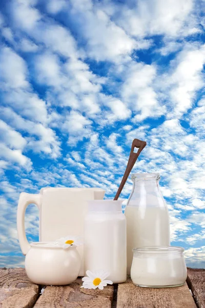 Laktosfria Mjölkprodukter Före Blå Himmel — Stockfoto