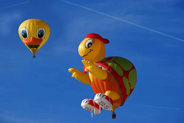 Zeichentrickfigur Eines Drachen Mit Luftballon — Stockfoto