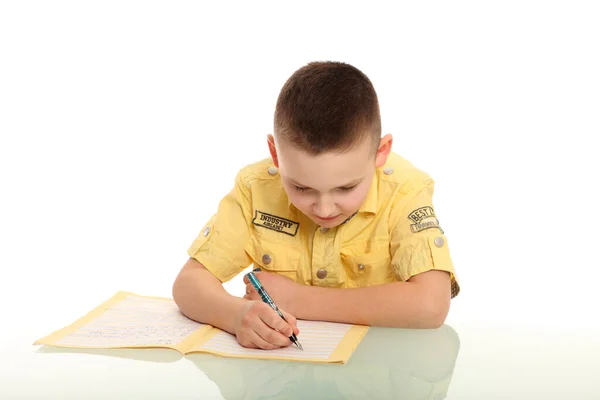 Маленький Хлопчик Сидить Перед Степлером Здається Практикує Написання — стокове фото