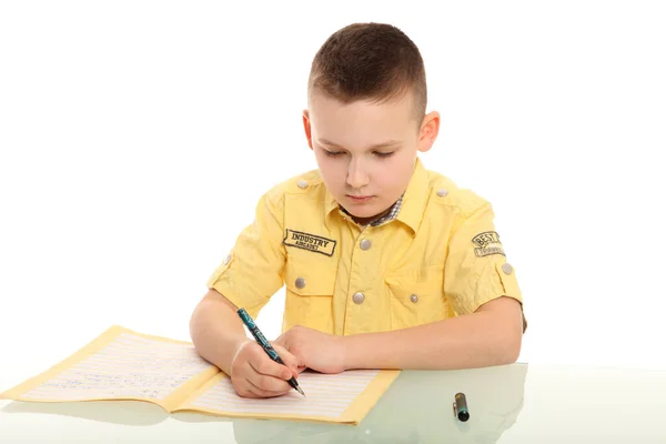 Giovane Studente Seduto Una Scrivania Scrive Concentrato Nel Suo Taccuino — Foto Stock