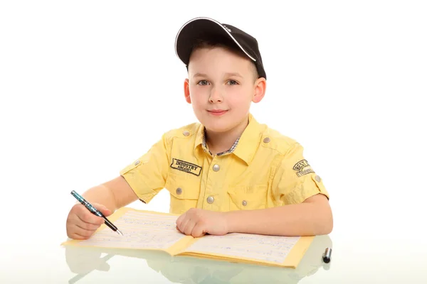 Niño Pequeño Sentado Frente Cuaderno Amistoso Sonriendo Cámara —  Fotos de Stock