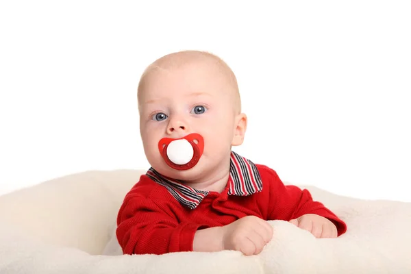 Bambino Sdraiato Con Pacificatore Sullo Stomaco Una Coperta Guardando Curiosamente — Foto Stock