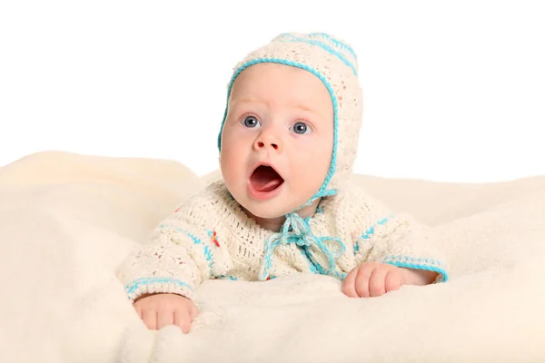 Een Kleine Baby Ligt Zijn Buik Lacht Kijkt Vooruit Camera — Stockfoto