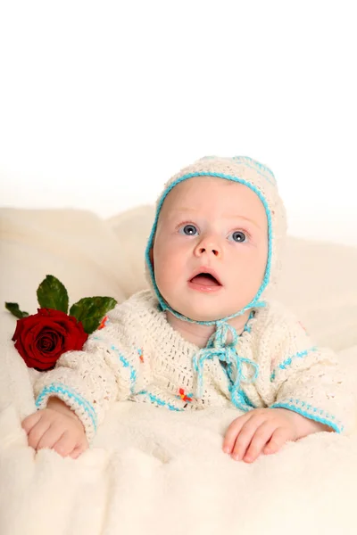 Bebé Deitado Barriga Para Baixo Lado Dele Uma Rosa Bebê — Fotografia de Stock