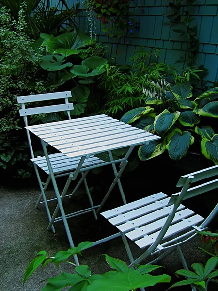 一张坐落在花园里的一套桌子和椅子的照片 — 图库照片