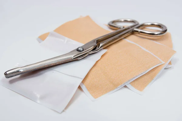 Bandage Ciseaux Sur Fond Blanc — Photo