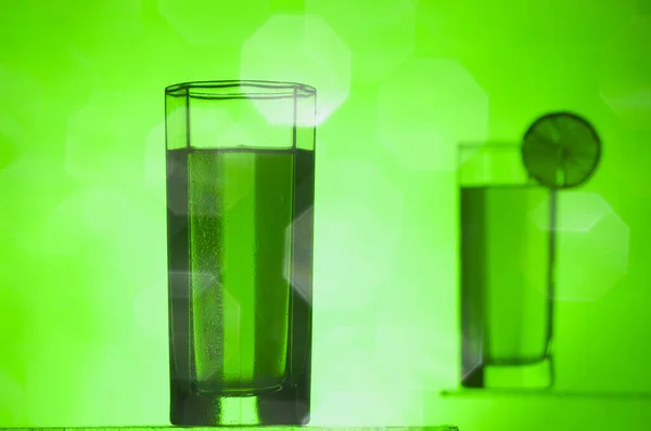 Keskin Planda Limonata Bardağı Arka Planda Limonata Dilimi Yeşil Işıklı — Stok fotoğraf