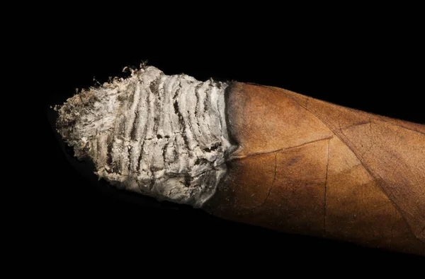 Studioaufnahme Zigarre Schwarz Isoliert Rauchige Kubanische Zigarre — Stockfoto