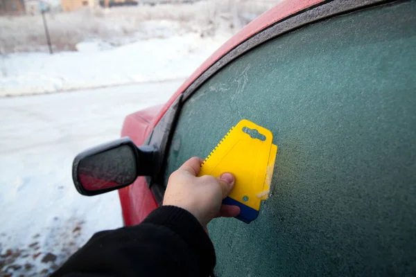 冬季早上的冰冻车窗 — 图库照片