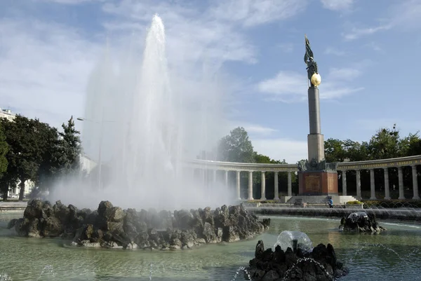 Hochstrahlbrunnen Por Anton Gabrielli Frente Monumento Exército Vermelho Viena Áustria — Fotografia de Stock