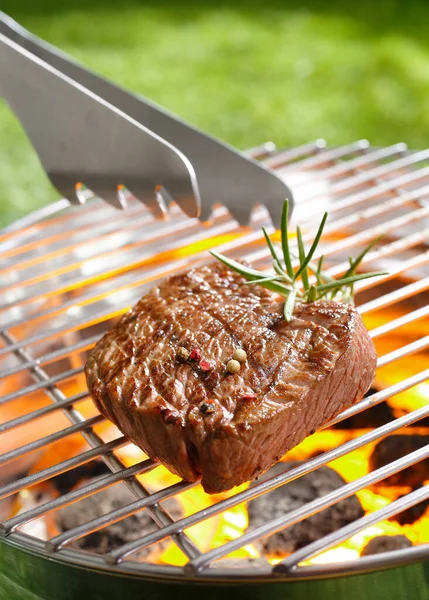 Gegrilltes Steak Und Tong Auf Der Grillpfanne — Stockfoto