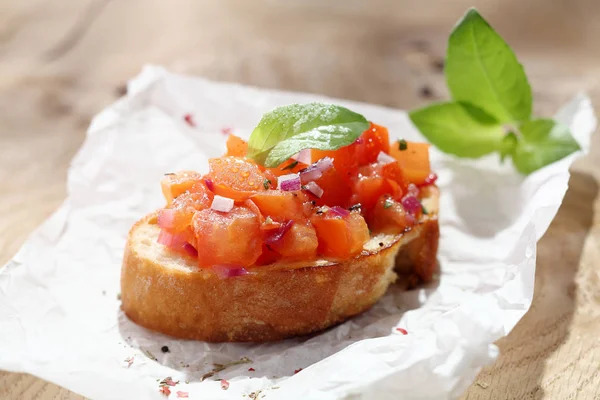 Eine Einzige Bunte Tomate Bruschetta Italienischen Antispasti Auf Knusprig Krustigem — Stockfoto