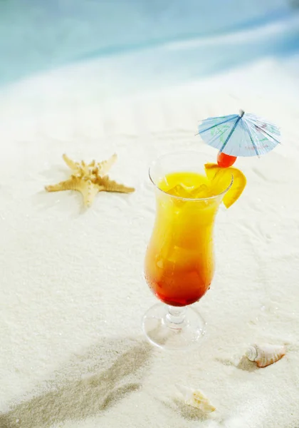 Een Heerlijke Kleurrijke Daiquiri Oranje Cocktail Staat Het Gouden Zand — Stockfoto