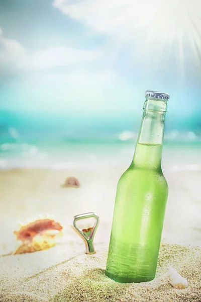 Gelo Verde Frio Garrafa Sem Rótulo Cerveja Refrescante Refrigerante Areia — Fotografia de Stock