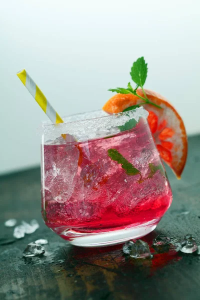 Bel Gros Plan Verre Cocktail Couleur Rose Réfrigéré — Photo