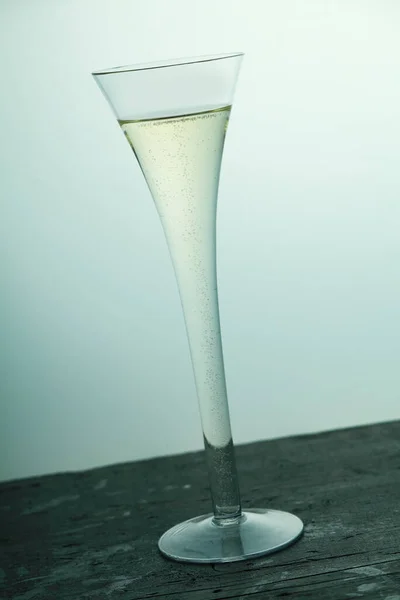 Champagne Flauto Spumante Elegante Bicchiere Scanalato Alto Servito Vecchio Bancone — Foto Stock