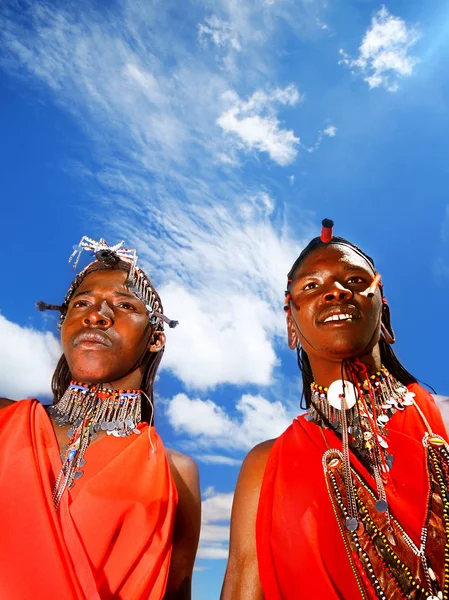 アフリカ ケニア マサイ 2008年11月12日 青い空の上にマサイ マラ族の村のアフリカ人男性の肖像画 地元の人々の日常生活のレビュー マサイ マラ国立公園保護区の近く 2008年11月12日ケニア — ストック写真